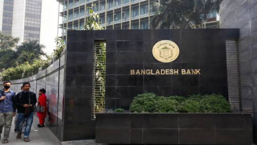 ডলারের দর বেঁধে দেওয়ার সিদ্ধান্ত থেকে সরে এল বাংলাদেশ ব্যাংক