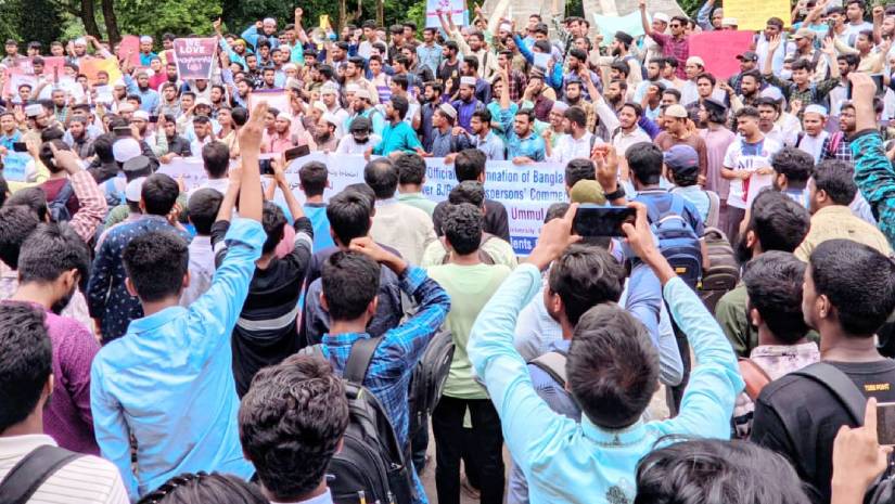 ভারতে মহানবীকে কটূক্তির প্রতিবাদে চবি শিক্ষার্থীদের মানববন্ধন
