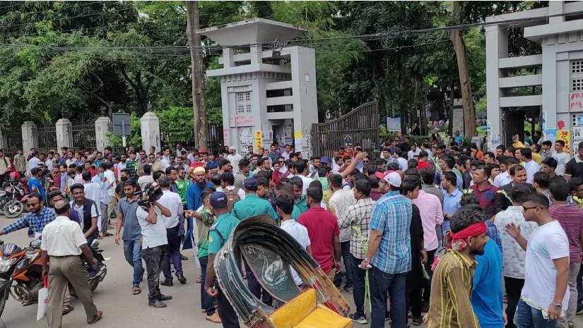 কলা ভবনের সামনে ছাত্রলীগ-ছাত্রদল মুখোমুখি