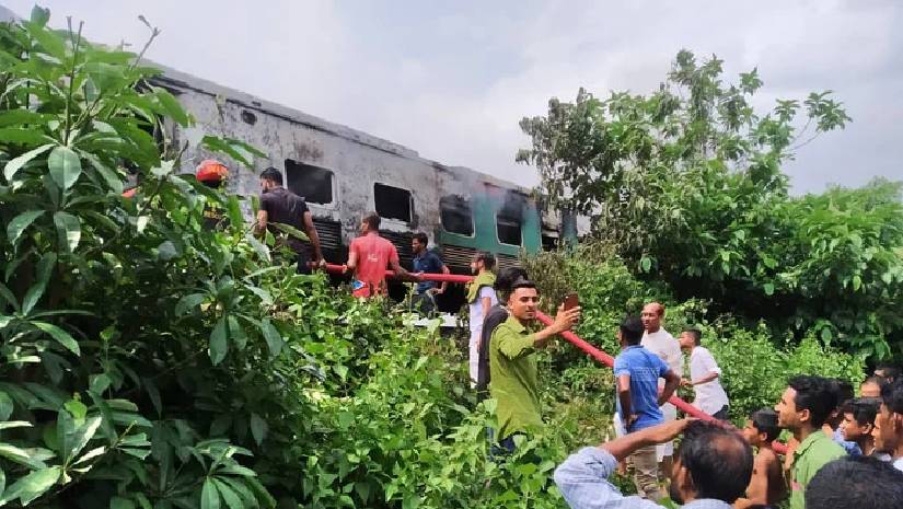 ট্রেনের আগুন নিয়ন্ত্রণে