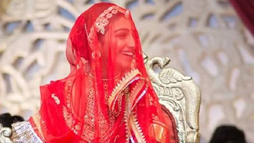 প্রেমিককে বিয়ে করে অনশন ভাঙলেন তরুণী
