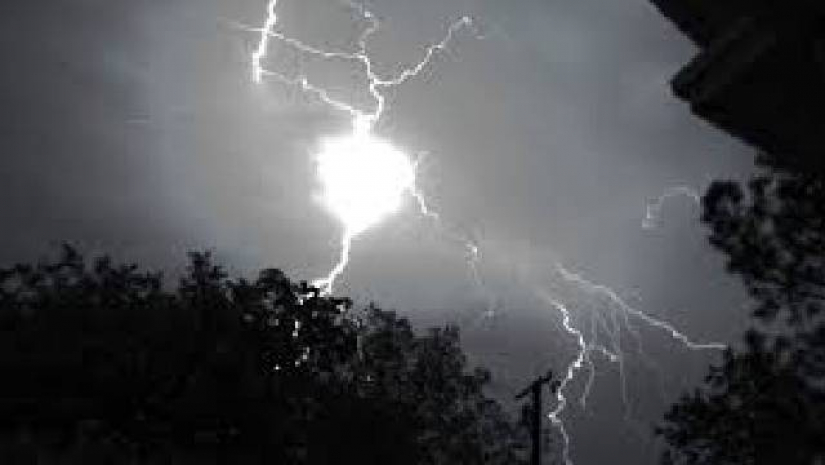 ফুটবল খেলার সময় ৩ শিশুসহ বজ্রাঘাতে মোট ৮ জনের মৃত্যু