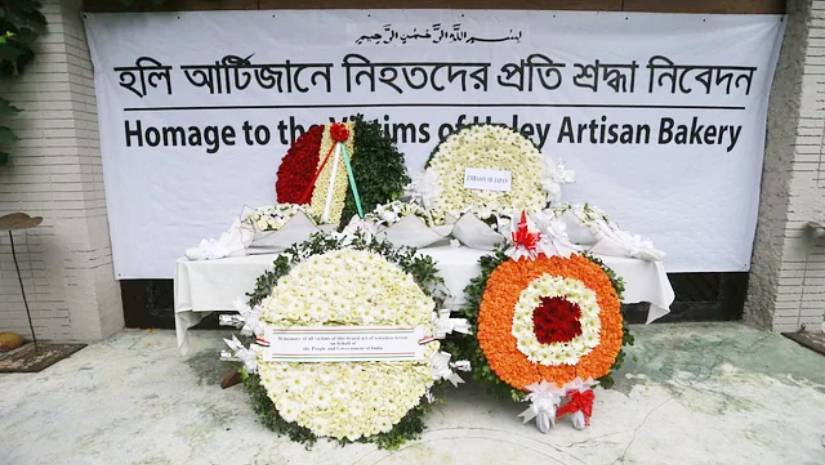 অশ্রুসিক্ত নয়নে নিহতদের স্মরণ
