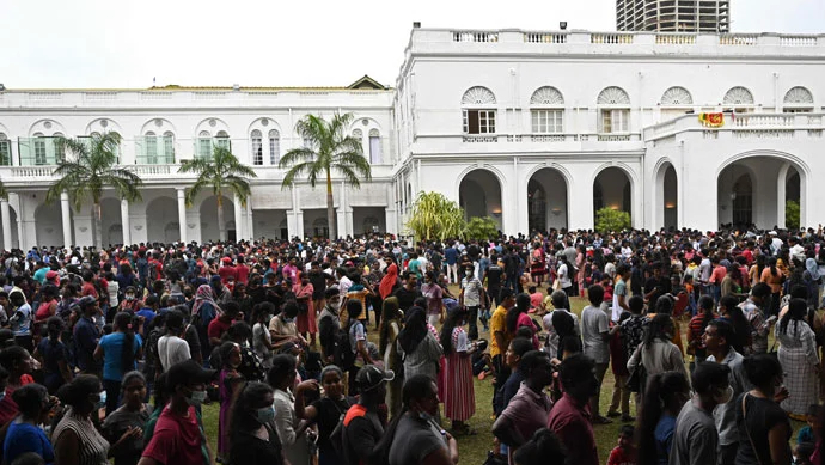 শ্রীলঙ্কায় প্রেসিডেন্ট ভবনে বিক্ষোভকারী দু’গ্রুপের মধ্যে সংঘর্ষ