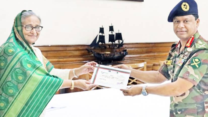 প্রধানমন্ত্রীর কাছে সেনাপ্রধানের ১০ কোটি টাকার চেক হস্তান্তর