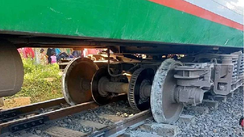 লাইনচ্যুত একতা এক্সপ্রেসের বগি, আটকা পড়েছে ৪ ট্রেন