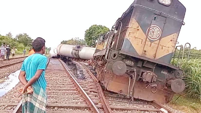 কুষ্টিয়ায় লাইনচ্যুত তেলবাহী ট্রেন