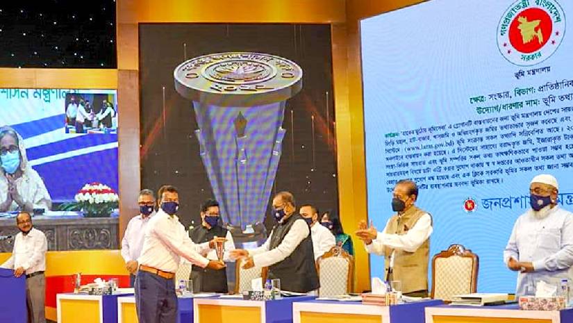 ৩১ ব্যক্তি-প্রতিষ্ঠান পেলেন ‘বঙ্গবন্ধু জনপ্রশাসন পদক’