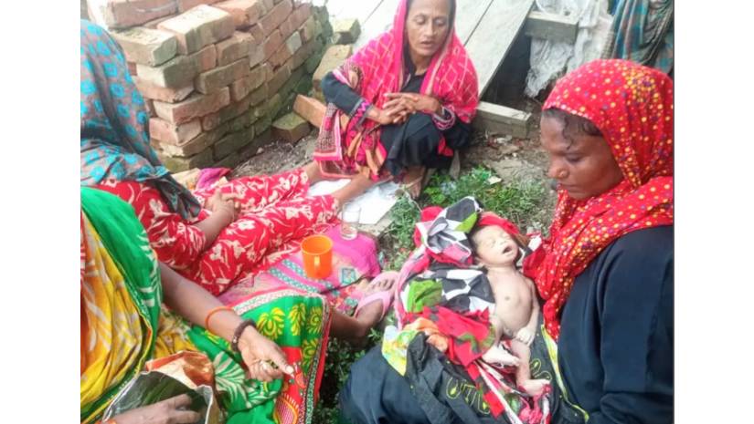 পাবলিক টয়লেটের সামনে প্রসূতির মৃত সন্তান জন্ম