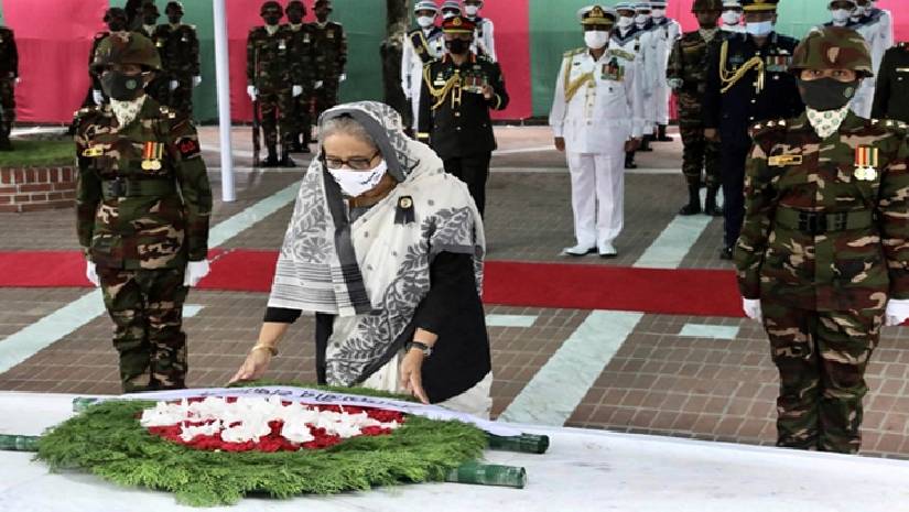 টুঙ্গিপাড়ায় বঙ্গবন্ধুর সমাধিতে প্রধানমন্ত্রীর শ্রদ্ধা