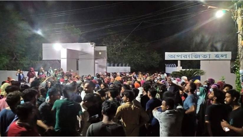 খুবিতে মধ্যরাতে ছাত্রীদের বিক্ষোভ