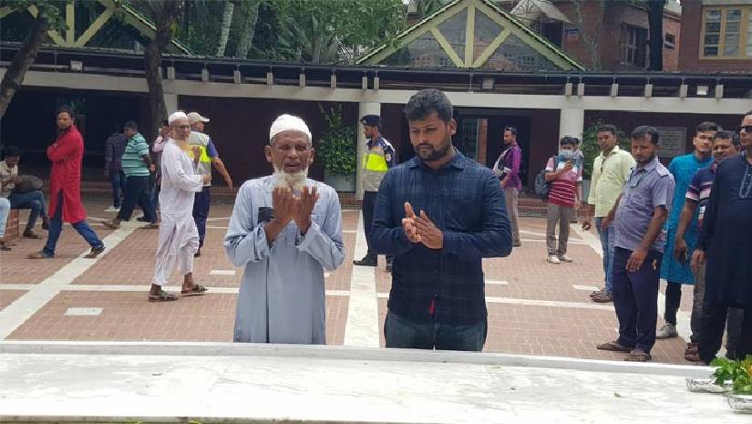 ৩১৩ কিলোমিটার হেঁটে বঙ্গবন্ধুর সমাধিতে ময়মনসিংহের বৃদ্ধের শ্রদ্ধা