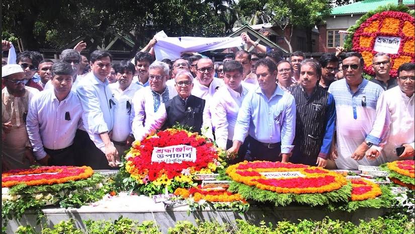বঙ্গবন্ধুর সমাধিতে ভিসির নেতৃত্বে ঢাবি শিক্ষকদের শ্রদ্ধা