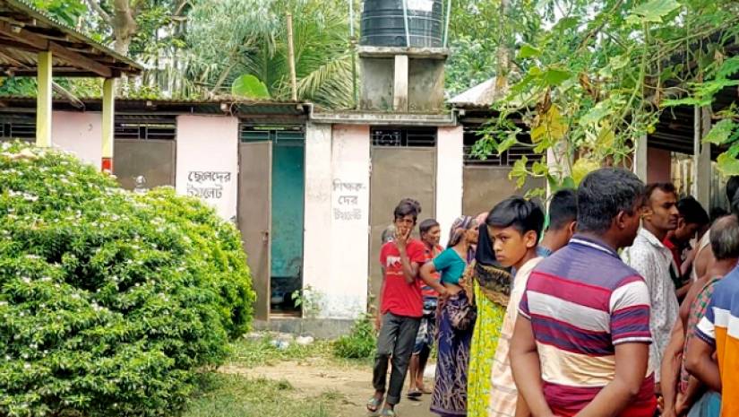 স্কুলের টয়লেটে ছাত্রের বিবস্ত্র মরদেহ, পিতার সন্দেহে বান্ধবী