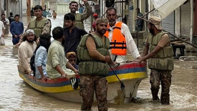 বন্যার পানিতে তলিয়ে গেছে পাকিস্তানের ‘এক-তৃতীয়াংশ’