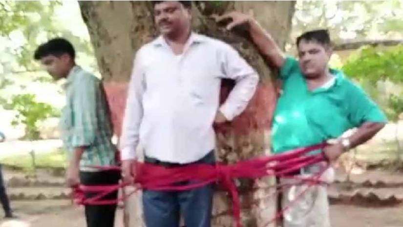 নম্বর কম দেয়ার শিক্ষককে স্কুলের মধ্যেই গাছে বেঁধে পেটাল ছাত্ররা!