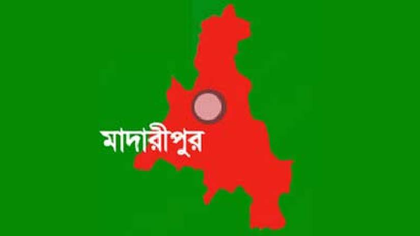 স্কুলের প্রধান শিক্ষিকা পরিবারসহ বাস করেন ভারতে