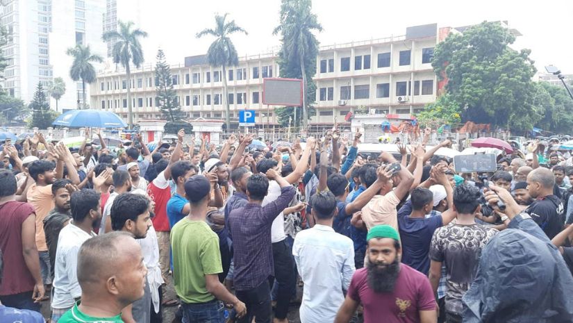 উচ্ছেদ শুরু হতেই হকারদের বিক্ষোভ