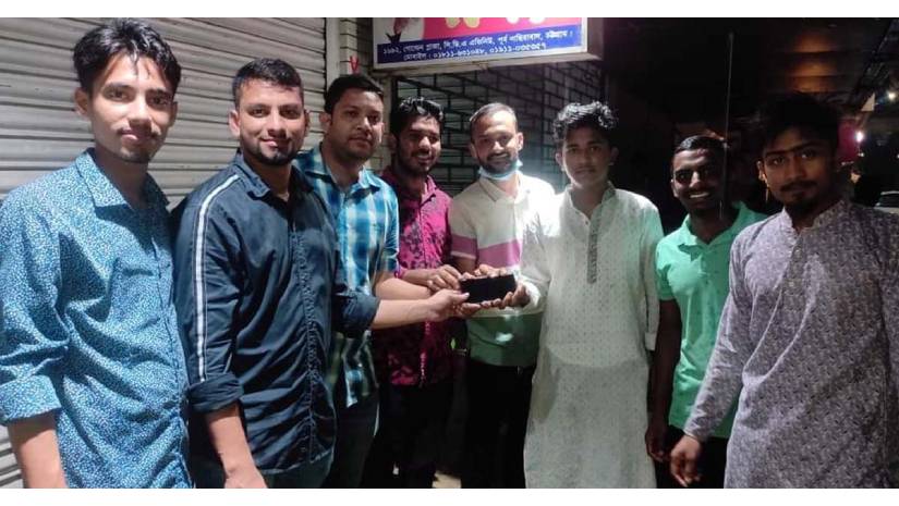 ছিনতাইকারীকে হাতেনাতে ধরে শিক্ষার্থীর ফোন উদ্ধার করলেন ছাত্রলীগ নেতারা