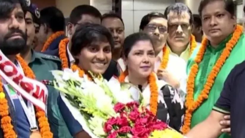 দেশে ফিরেছেন চ্যাম্পিয়ন মেয়েরা