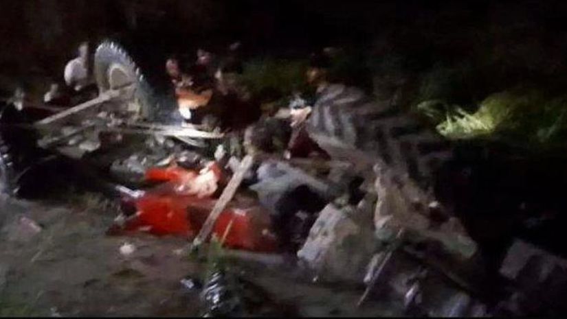 তীর্থযাত্রী বোঝাই ট্রাক্টর উল্টে পুকুরে, নিহত ২৭
