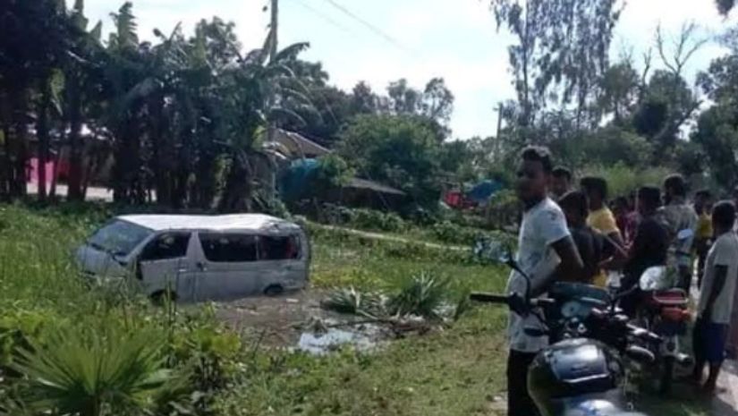 গরুর সাথে ধাক্কায় বিয়ের মাইক্রোবাস জলে, প্রাণহানি ১