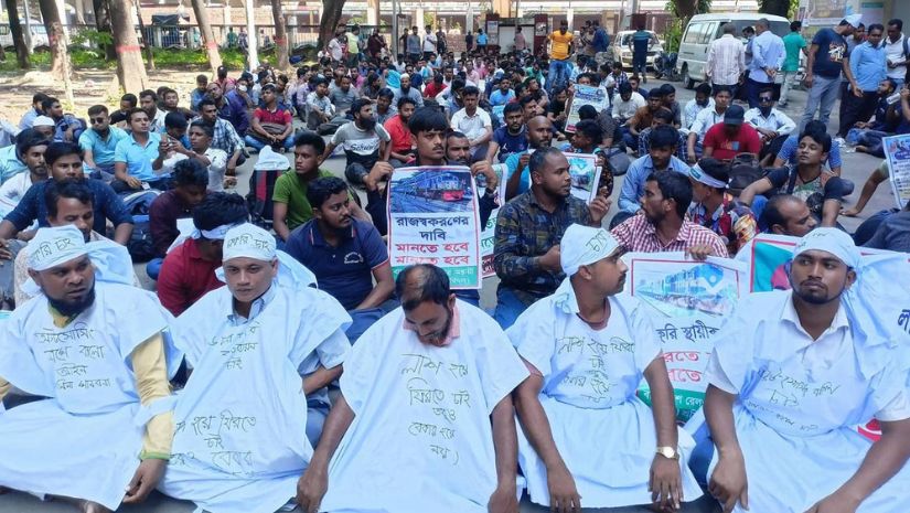 ৬ দাবিতে কমলাপুর রেলস্টেশনেও শ্রমিকদের বিক্ষোভ