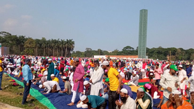 সমাবেশস্থলেই জুমার নামাজ আদায় করলেন যুবলীগের নেতাকর্মীরা
