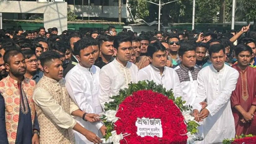বঙ্গবন্ধুর প্রতিকৃতিতে ছাত্রলীগের নবগঠিত কমিটির শ্রদ্ধাঞ্জলি