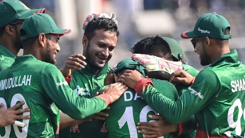 সাকিবের বিধ্বংসী বোলিংয়ের কাছে অসহায় ভারত