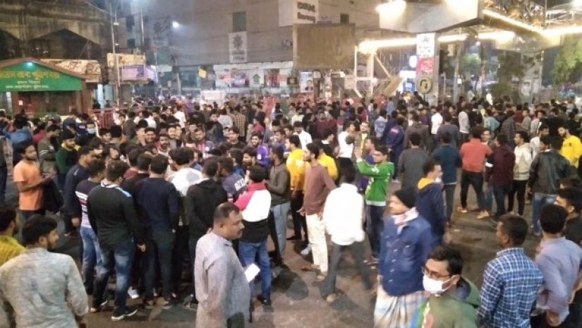 কমিটির দাবি : আশ্বাসে অবরোধ তুলে নিলো ঢাকা কলেজ ছাত্রলীগ