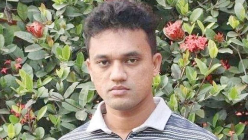 পুলিশ সদস্যকে বিয়ের দাবিতে থানার সামনে অনশনে বসেছে তরুণী