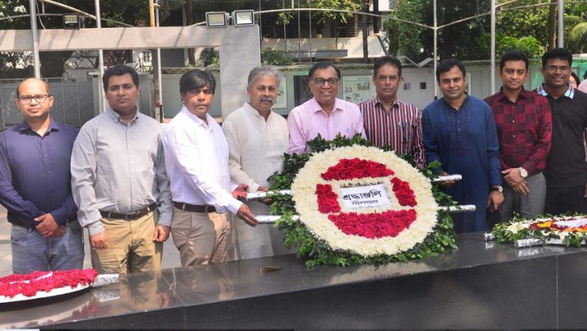 বঙ্গবন্ধুর প্রতিকৃতিতে ঢাবি নীল দলের আহ্বায়ক কমিটির শ্রদ্ধা নিবেদন