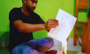 এবার লাইভে সার্টিফিকেট পোড়ালেন ঢাকা কলেজের ছাত্র