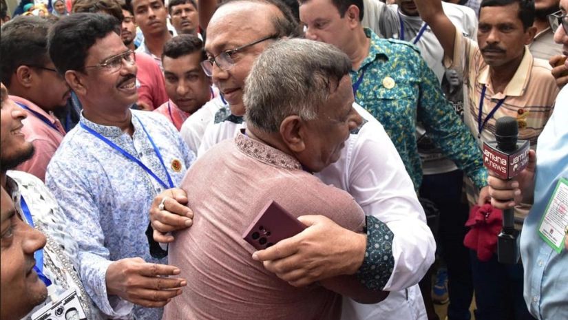 নির্বাচনে