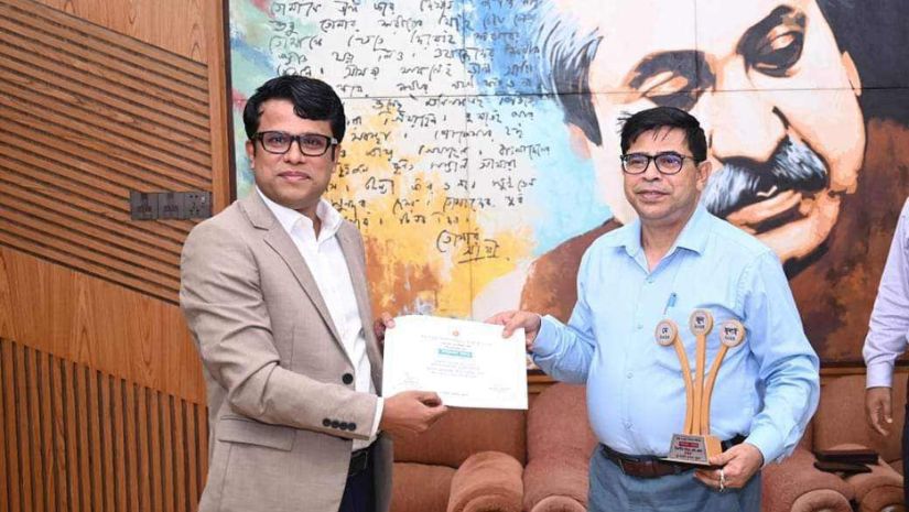 জন্ম ও মৃত্যু নিবন্ধনে শ্রেষ্ঠ মাগুরা জেলা: সম্মাননা পেলেন জেলা প্রশাসক