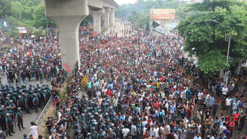 পুলিশের বেরিকেড ভেঙে শাহবাগে আন্দোলনরত শিক্ষার্থীরা