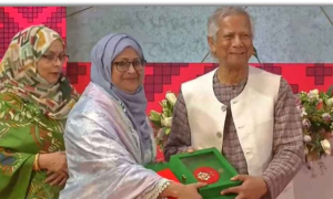 স্বাধীনতা পুরস্কার তুলে দিলেন ড. ইউনূস