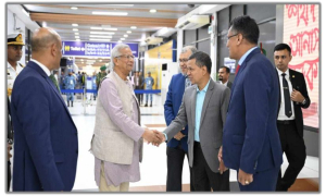 গভীর রাতে দেশে ফিরলেন প্রধান উপদেষ্টা