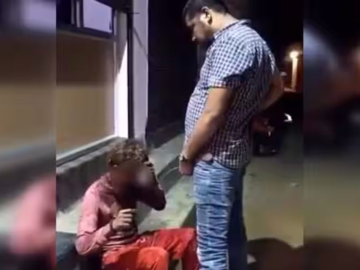 আদিবাসী যুবকের গায়ে প্রসাব করছে অভিযুক্ত বিজেপী কর্মী (ছবি সংগৃহীত)