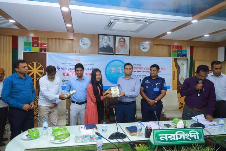 আলোচনা সভা শেষে পুরস্কার বিতরণ