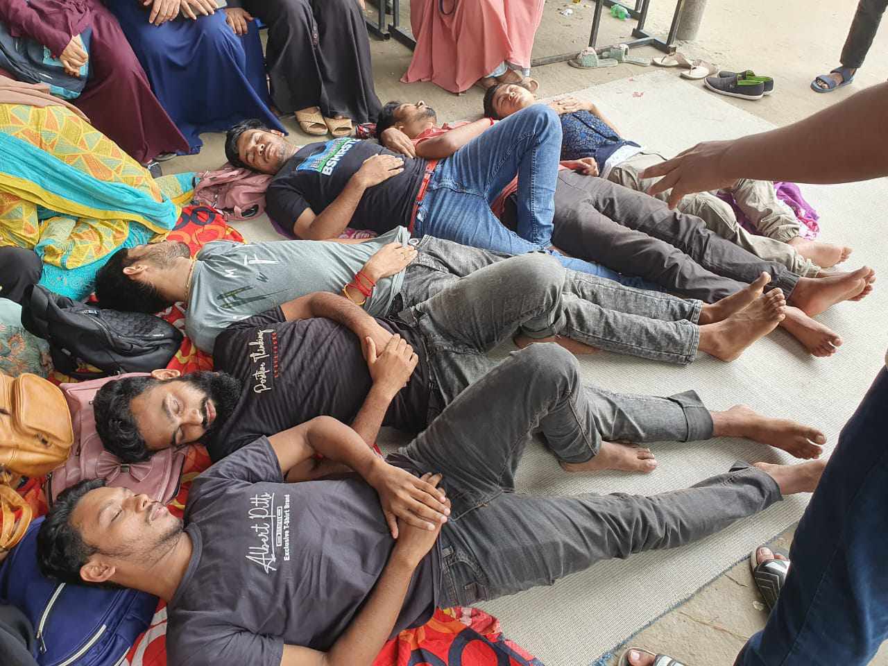 ছাত্র-ছাত্রীদের আমরণ অনশন
