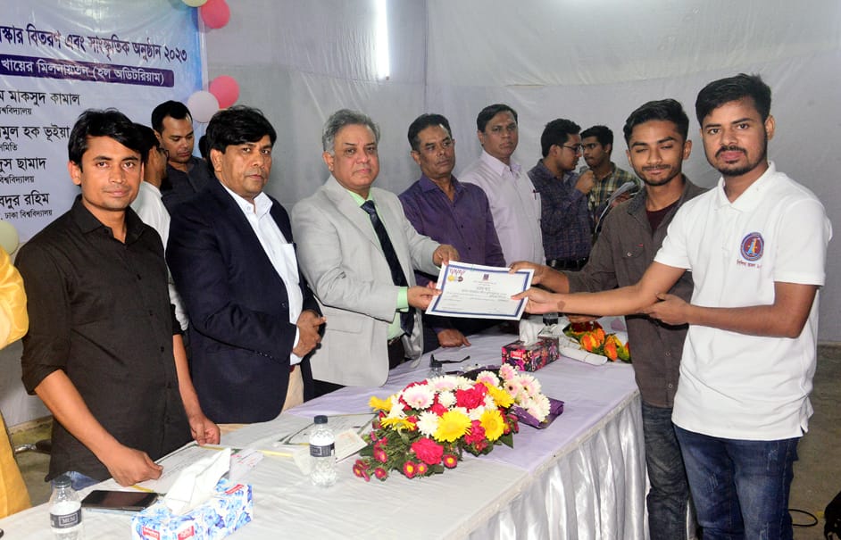পুরস্কার নিচ্ছেন এক প্রতিযোগী