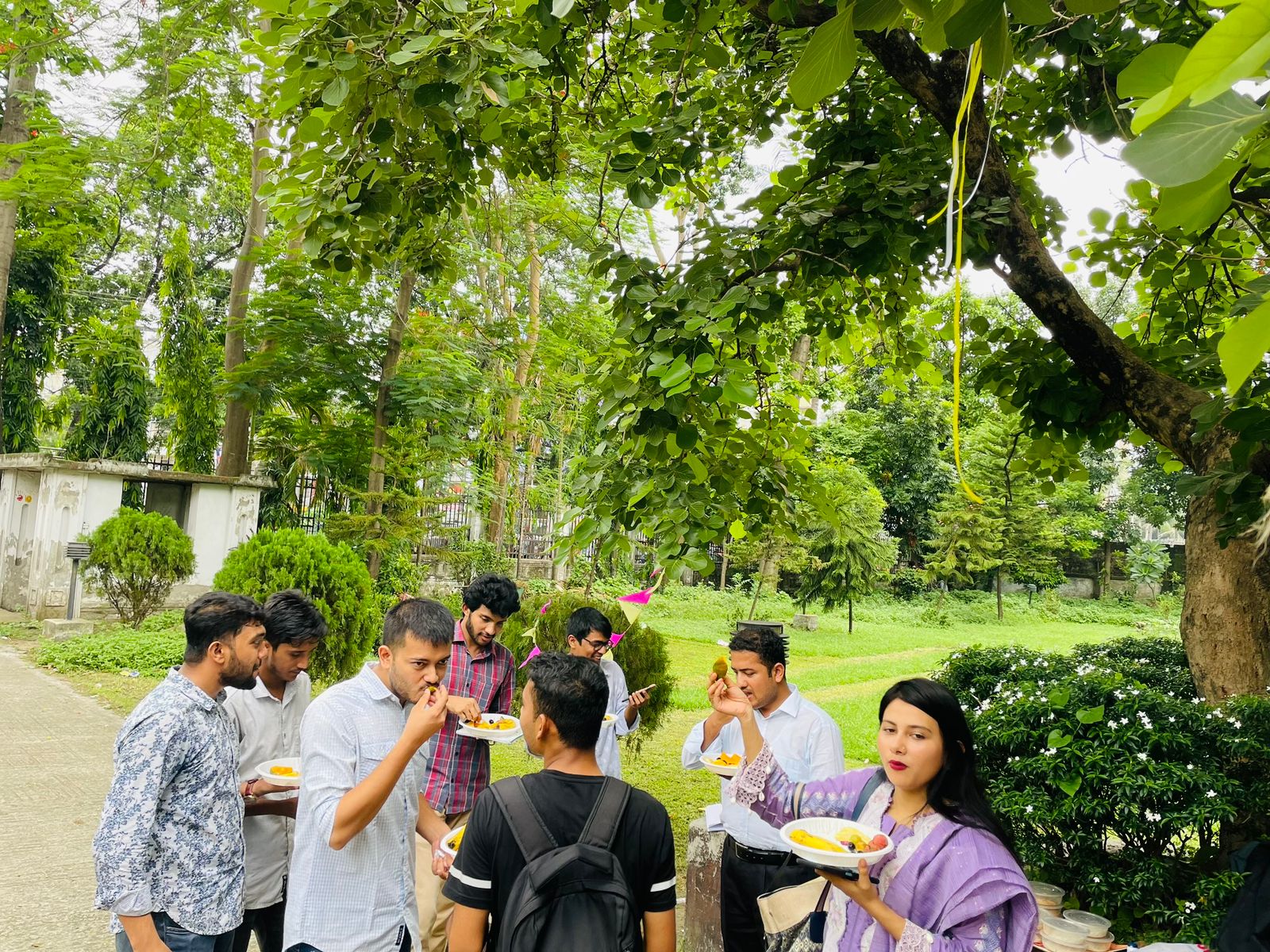 ফল উৎসবে মেতেছে শিক্ষার্থীরা