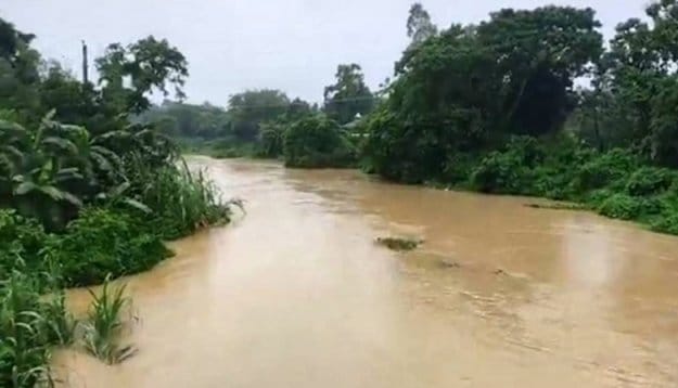 বাঁধ ভেঙে লোকালয়ে পানি প্রবেশ