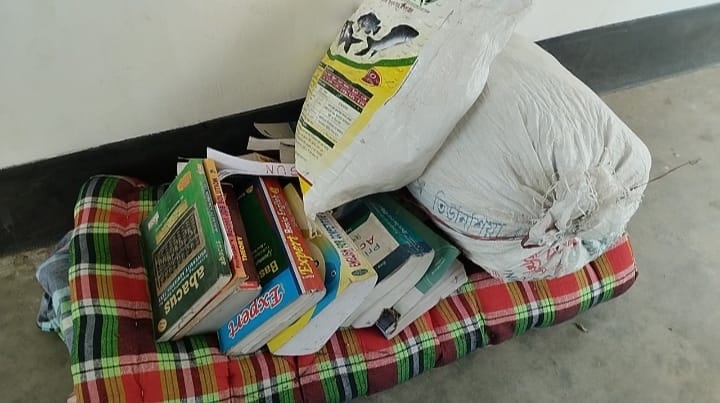 বাইরে রাখা অভিযুক্তের তোষকপত্র