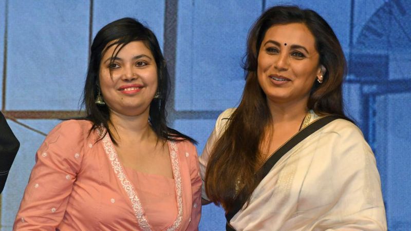 সাগরিকা চক্রবর্তী (বামে) ও রানি মুখার্জি