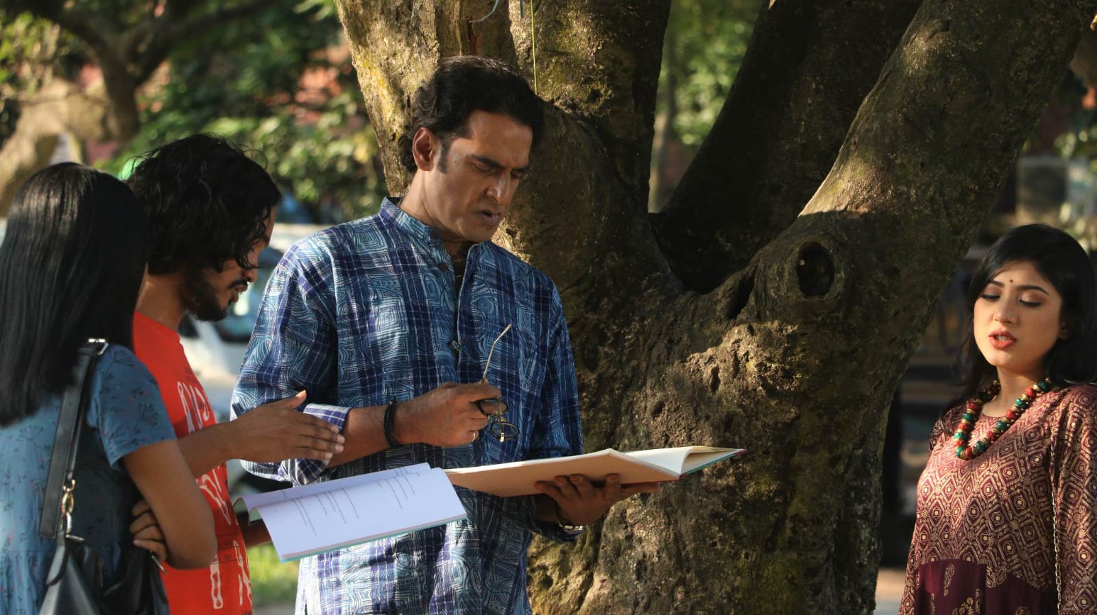 জাবিতে অন্তর্বর্তী সিনেমার শুটিংয়ের ফাঁকে