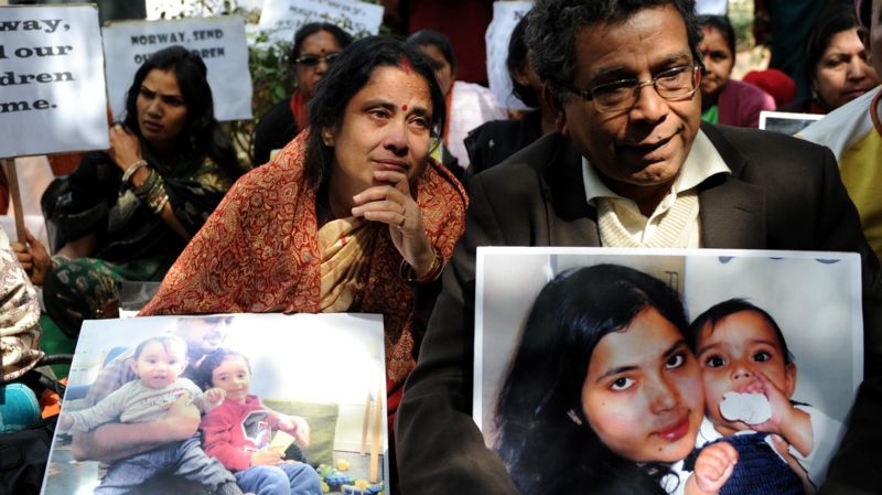 নাতি-নাতনিকে ফিরে পাওয়ার দাবিতে দিল্লিতে সাগরিকার বাবা-মায়ের ধরনা। ফেব্রুয়ারি ২০১২