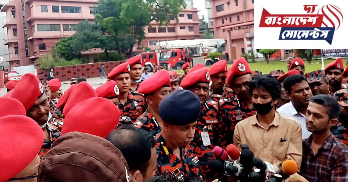 জানাজা শেষে গণমাধ্যমে কথা বলছেন ফায়ারের ডিজি